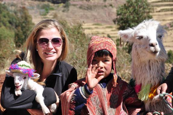 O garoto e as lhamas: foto típica no Valle Sagrado, nas proximidades de Cusco, no Peru